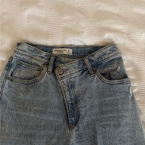 Abercrombie the 90s straight ultra high-rise jean cross waist blue